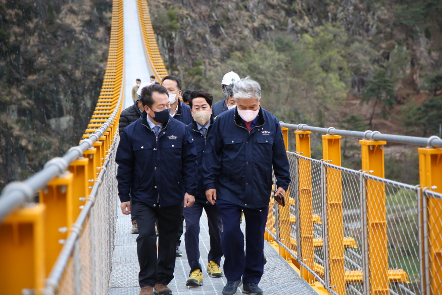 [크기변환]0415 기획조정실 - 문정우 금산군수, 출렁다리 등 관내 주요 현안사업장 현장행정 (1).JPG