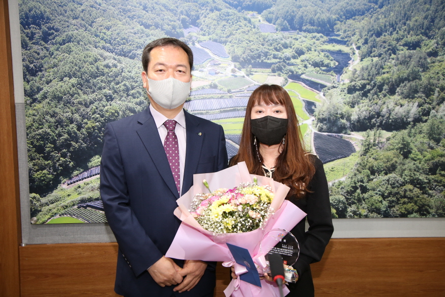 [크기변환]0510 자치행정과 - (사진1)금산군, 가정의 달 효행 공무원 2명 표창.JPG