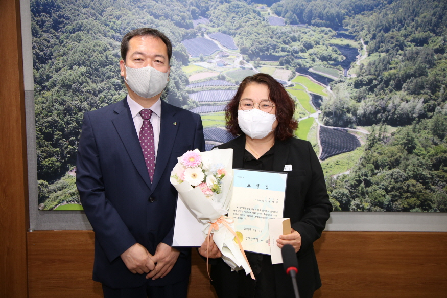 [크기변환]0510 자치행정과 - (사진2)금산군, 가정의 달 효행 공무원 2명 표창.JPG