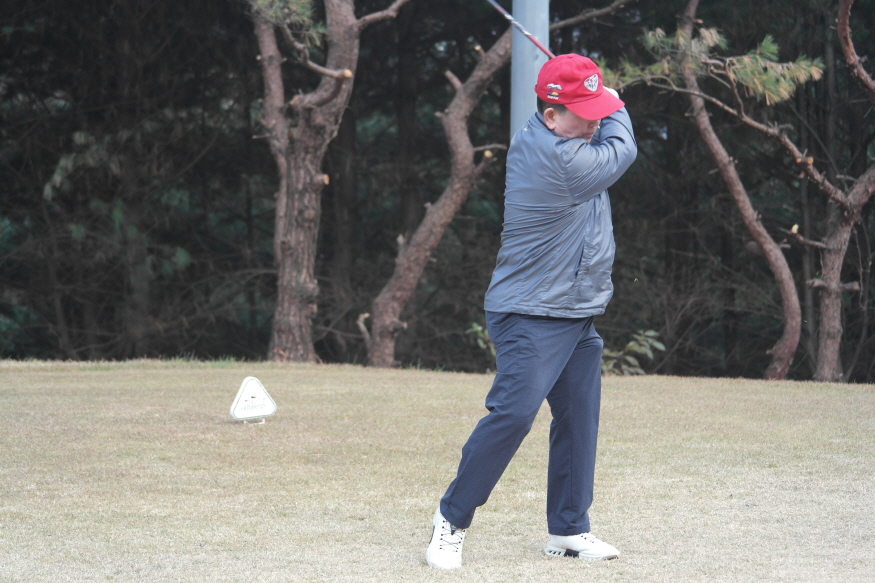 [크기변환]원로 안봉인회원의 스윙.JPG